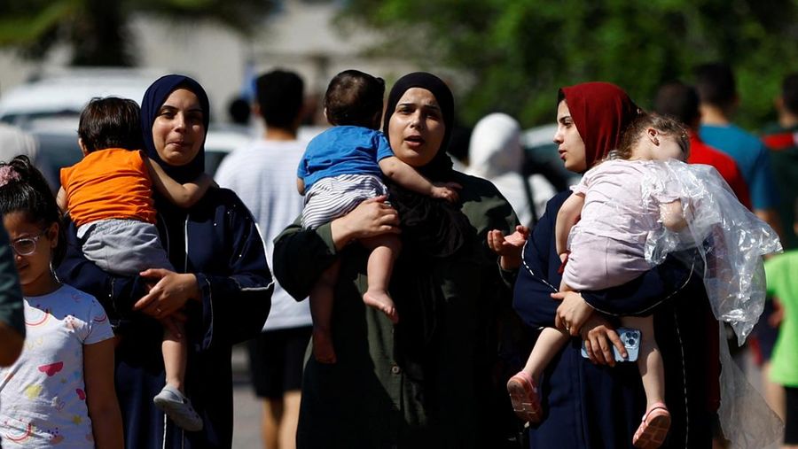 Warga Gaza meninggalkan rumah mereka di tengah konflik Israel-Palestina di Khan Younis di selatan Jalur Gaza (13/10/2023) waktu setempat.  (REUTERS/Ibraheem Abu Mustafa)