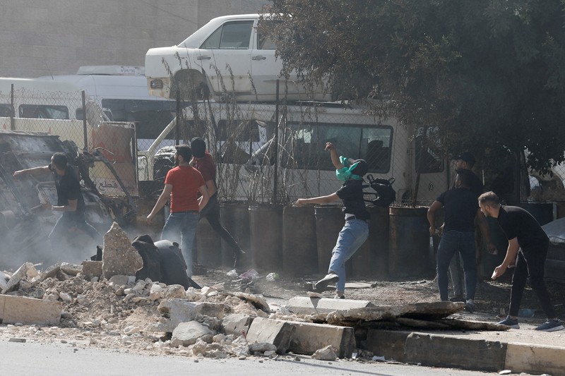 Para pengunjuk rasa membakar ban ketika warga Palestina mengambil bagian dalam protes menyusul serangan Israel di Gaza. (REUTERS/Mussa Qawasma) Para pengunjuk rasa membakar ban ketika warga Palestina mengambil bagian dalam protes menyusul serangan Israel di Gaza. (REUTERS/Mussa Qawasma)