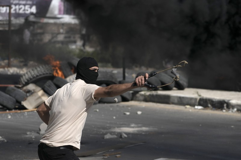 Para pengunjuk rasa membakar ban ketika warga Palestina mengambil bagian dalam protes menyusul serangan Israel di Gaza. (REUTERS/Mussa Qawasma) Para pengunjuk rasa membakar ban ketika warga Palestina mengambil bagian dalam protes menyusul serangan Israel di Gaza. (REUTERS/Mussa Qawasma)