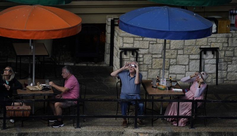 Antusias warga Amerika Latin menyaksikan Gerhana Matahari Cincin Api (14/10/2023). (AP Photo/Martin Zetina)