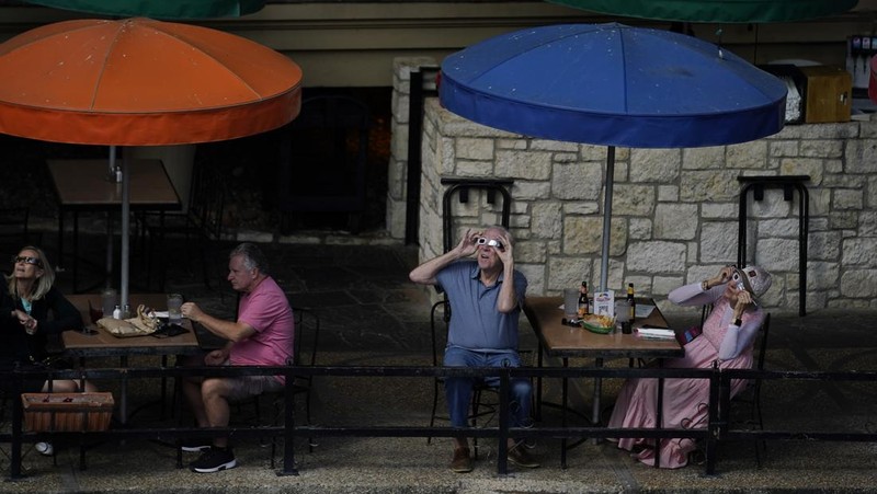 Antusias warga Amerika Latin menyaksikan Gerhana Matahari Cincin Api (14/10/2023). (AP Photo/Martin Zetina)