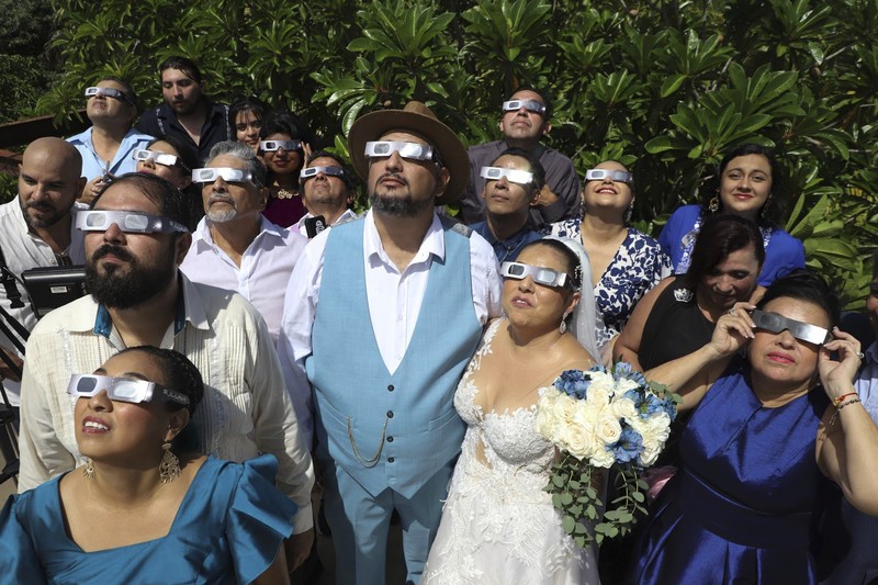 Antusias warga Amerika Latin menyaksikan Gerhana Matahari Cincin Api (14/10/2023). (AP Photo/Martin Zetina)