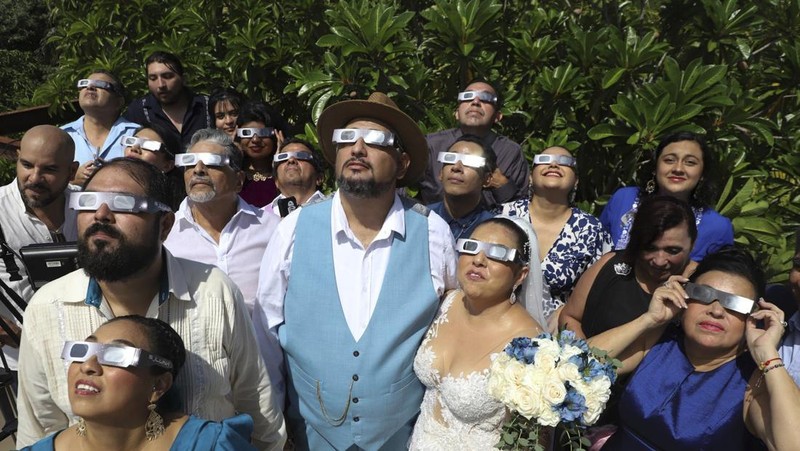 Antusias warga Amerika Latin menyaksikan Gerhana Matahari Cincin Api (14/10/2023). (AP Photo/Martin Zetina)