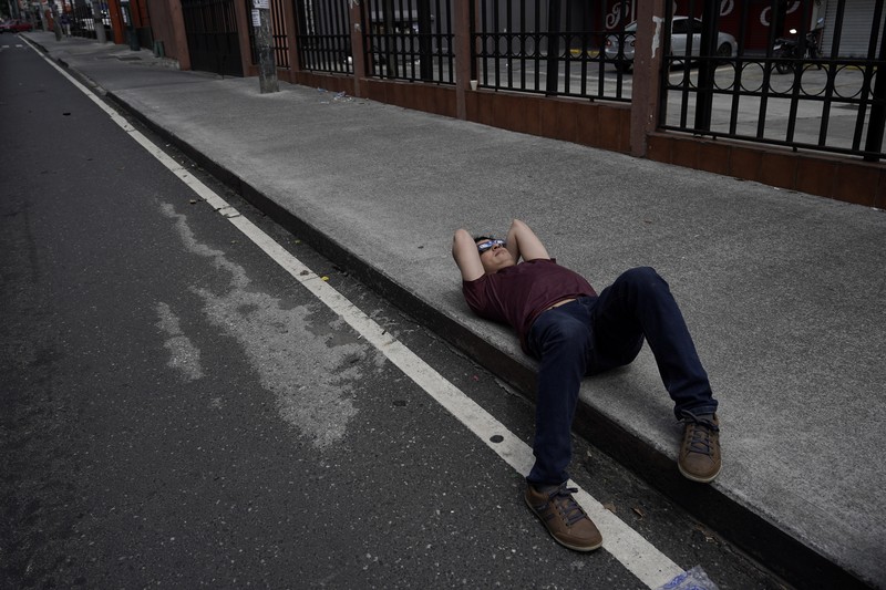 Antusias warga Amerika Latin menyaksikan Gerhana Matahari Cincin Api (14/10/2023). (AP Photo/Martin Zetina) Antusias warga Amerika Latin menyaksikan Gerhana Matahari Cincin Api (14/10/2023). (AP Photo/Martin Zetina)
