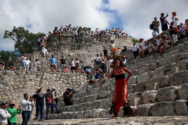 Antusias warga Amerika Latin menyaksikan Gerhana Matahari Cincin Api (14/10/2023). (AP Photo/Martin Zetina)