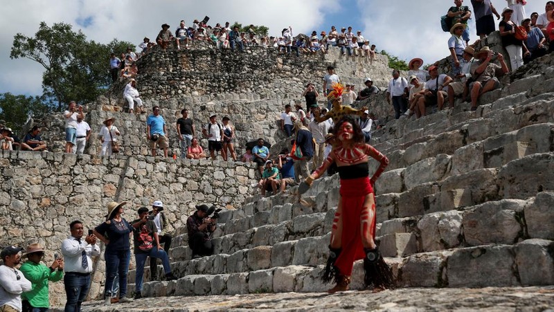 Antusias warga Amerika Latin menyaksikan Gerhana Matahari Cincin Api (14/10/2023). (AP Photo/Martin Zetina)
