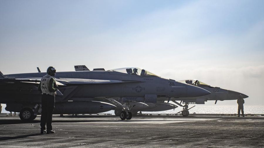Foto udara menunjukkan kapal induk USS Gerald R Ford telah tiba di Mediterania timur. (VIA REUTERS/U.S. NAVAL FORCES CENTRAL COMMAN)