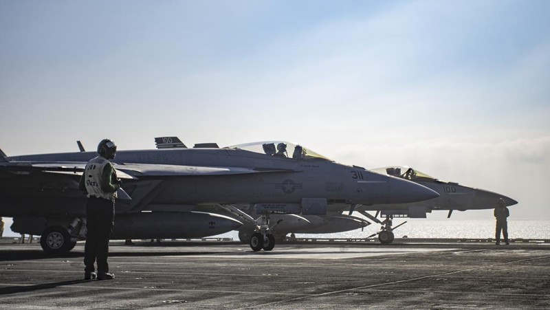Foto udara menunjukkan kapal induk USS Gerald R Ford telah tiba di Mediterania timur. (VIA REUTERS/U.S. NAVAL FORCES CENTRAL COMMAN)