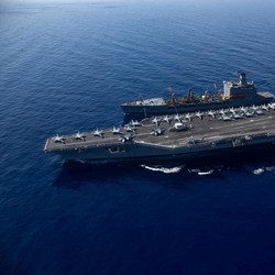 Kapal Perang Raksasa Amerika Terlihat di Gurun Pasir China