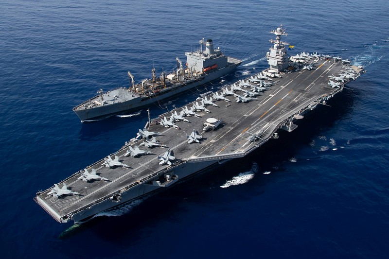 Foto udara menunjukkan kapal induk USS Gerald R Ford telah tiba di Mediterania timur. (VIA REUTERS/U.S. NAVAL FORCES CENTRAL COMMAN)