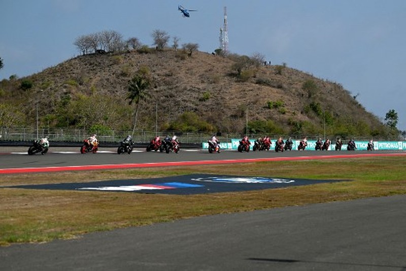 Posisi pertama Ducati Lenovo Teams pebalap Italia Francesco Bagnaia (tengah), peringkat kedua pembalap Aprilia asal Spanyol Maverick Vinales (kiri), dan peringkat ketiga pebalap Monster Energy Yamaha MotoGP asal Prancis Fabio Quartararo merayakan seremoni podium usai berlaga di Grand Indonesia. Prix MotoGP di Sirkuit Internasional Mandalika di Kuta Mandalika, Lombok Tengah pada 15 Oktober 2023. ( SONNY TUMBELAKA / AFP)