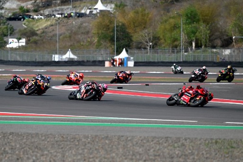 Posisi pertama Ducati Lenovo Teams pebalap Italia Francesco Bagnaia (tengah), peringkat kedua pembalap Aprilia asal Spanyol Maverick Vinales (kiri), dan peringkat ketiga pebalap Monster Energy Yamaha MotoGP asal Prancis Fabio Quartararo merayakan seremoni podium usai berlaga di Grand Indonesia. Prix MotoGP di Sirkuit Internasional Mandalika di Kuta Mandalika, Lombok Tengah pada 15 Oktober 2023. ( SONNY TUMBELAKA / AFP) Posisi pertama Ducati Lenovo Teams pebalap Italia Francesco Bagnaia (tengah), peringkat kedua pembalap Aprilia asal Spanyol Maverick Vinales (kiri), dan peringkat ketiga pebalap Monster Energy Yamaha MotoGP asal Prancis Fabio Quartararo merayakan seremoni podium usai berlaga di Grand Indonesia. Prix MotoGP di Sirkuit Internasional Mandalika di Kuta Mandalika, Lombok Tengah pada 15 Oktober 2023. ( SONNY TUMBELAKA / AFP)