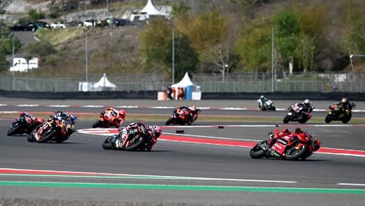 Pembalap Motogp berpacu dengan kecepatannya di MotoGP Grand Prix Indonesia di Sirkuit Internasional Mandalika di Kuta Mandalika, Lombok Tengah. (Photo by SONNY TUMBELAKA / AFP)