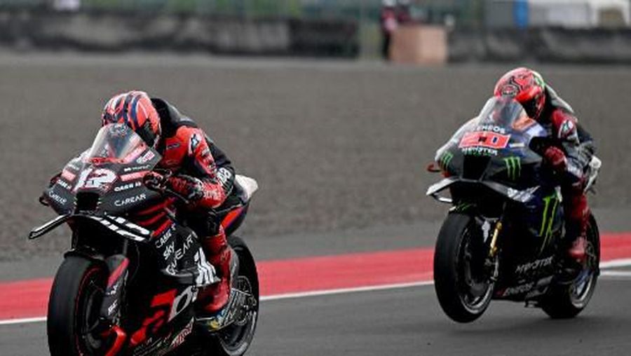 Pembalap Motogp berpacu dengan kecepatannya di MotoGP Grand Prix Indonesia di Sirkuit Internasional Mandalika di Kuta Mandalika, Lombok Tengah. (Photo by SONNY TUMBELAKA / AFP)