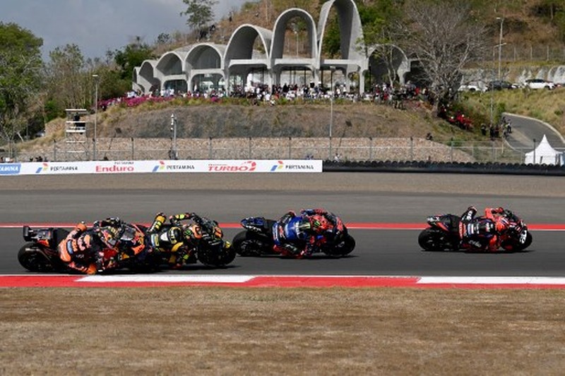 Posisi pertama Ducati Lenovo Teams pebalap Italia Francesco Bagnaia (tengah), peringkat kedua pembalap Aprilia asal Spanyol Maverick Vinales (kiri), dan peringkat ketiga pebalap Monster Energy Yamaha MotoGP asal Prancis Fabio Quartararo merayakan seremoni podium usai berlaga di Grand Indonesia. Prix MotoGP di Sirkuit Internasional Mandalika di Kuta Mandalika, Lombok Tengah pada 15 Oktober 2023. ( SONNY TUMBELAKA / AFP)