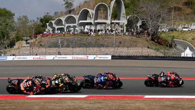 Posisi pertama Ducati Lenovo Teams pebalap Italia Francesco Bagnaia (tengah), peringkat kedua pembalap Aprilia asal Spanyol Maverick Vinales (kiri), dan peringkat ketiga pebalap Monster Energy Yamaha MotoGP asal Prancis Fabio Quartararo merayakan seremoni podium usai berlaga di Grand Indonesia. Prix MotoGP di Sirkuit Internasional Mandalika di Kuta Mandalika, Lombok Tengah pada 15 Oktober 2023. ( SONNY TUMBELAKA / AFP)