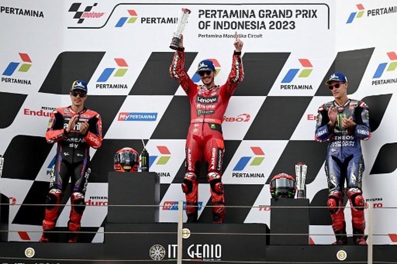 Posisi pertama Ducati Lenovo Teams pebalap Italia Francesco Bagnaia (tengah), peringkat kedua pembalap Aprilia asal Spanyol Maverick Vinales (kiri), dan peringkat ketiga pebalap Monster Energy Yamaha MotoGP asal Prancis Fabio Quartararo merayakan seremoni podium usai berlaga di Grand Indonesia. Prix MotoGP di Sirkuit Internasional Mandalika di Kuta Mandalika, Lombok Tengah pada 15 Oktober 2023. ( SONNY TUMBELAKA / AFP) Posisi pertama Ducati Lenovo Teams pebalap Italia Francesco Bagnaia (tengah), peringkat kedua pembalap Aprilia asal Spanyol Maverick Vinales (kiri), dan peringkat ketiga pebalap Monster Energy Yamaha MotoGP asal Prancis Fabio Quartararo merayakan seremoni podium usai berlaga di Grand Indonesia. Prix MotoGP di Sirkuit Internasional Mandalika di Kuta Mandalika, Lombok Tengah pada 15 Oktober 2023. ( SONNY TUMBELAKA / AFP)