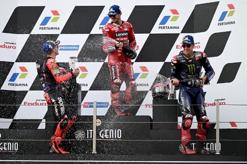 Posisi pertama Ducati Lenovo Teams pebalap Italia Francesco Bagnaia (tengah), peringkat kedua pembalap Aprilia asal Spanyol Maverick Vinales (kiri), dan peringkat ketiga pebalap Monster Energy Yamaha MotoGP asal Prancis Fabio Quartararo merayakan seremoni podium usai berlaga di Grand Indonesia. Prix MotoGP di Sirkuit Internasional Mandalika di Kuta Mandalika, Lombok Tengah pada 15 Oktober 2023. ( SONNY TUMBELAKA / AFP) Posisi pertama Ducati Lenovo Teams pebalap Italia Francesco Bagnaia (tengah), peringkat kedua pembalap Aprilia asal Spanyol Maverick Vinales (kiri), dan peringkat ketiga pebalap Monster Energy Yamaha MotoGP asal Prancis Fabio Quartararo merayakan seremoni podium usai berlaga di Grand Indonesia. Prix MotoGP di Sirkuit Internasional Mandalika di Kuta Mandalika, Lombok Tengah pada 15 Oktober 2023. ( SONNY TUMBELAKA / AFP)
