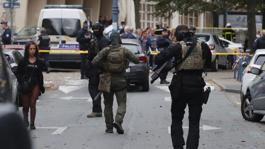 Prancis mengerahkan 7.000 tentara menyusul penikaman mematikan di sekolah saat Louvre dievakuasi setelah mendapat ancaman. (Ludovic Marin, Pool via AP)