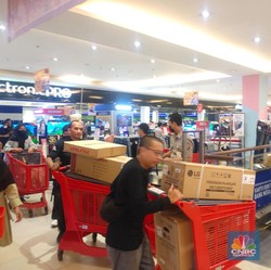 Mantap! Ini Penampakan Pengunjung Borong AC di Transmart