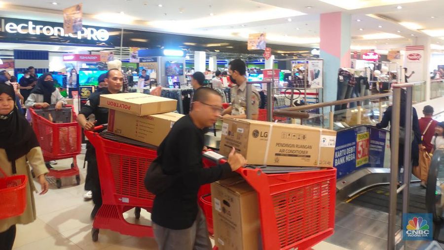 Suasana “Full Day Sale” Transmart Cempaka Putih, Jakarta Pusat, Minggu (15/10/2023). (CNBC Indonesia/Rosseno Aji Nugroho)