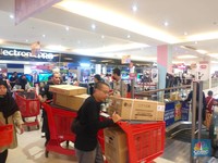 Mantap! Ini Penampakan Pengunjung Borong AC di Transmart