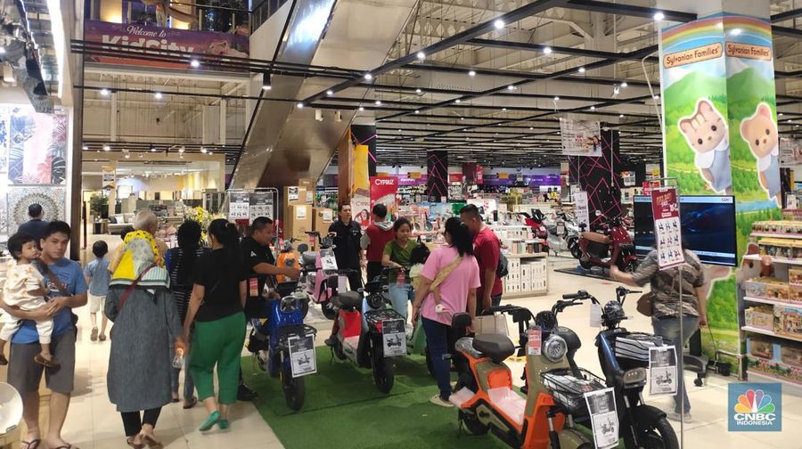Suasana “Full Day Sale” Transmart Cempaka Putih, Jakarta Pusat, Minggu (15/10/2023). (CNBC Indonesia/Rosseno Aji Nugroho)