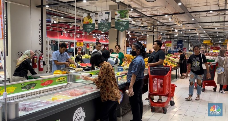 Suasana “Full Day Sale” Transmart Kota Kasablanka, Jakarta Selatan, Minggu (15/10/2023). (CNBC Indonesia/Shania Alatas)