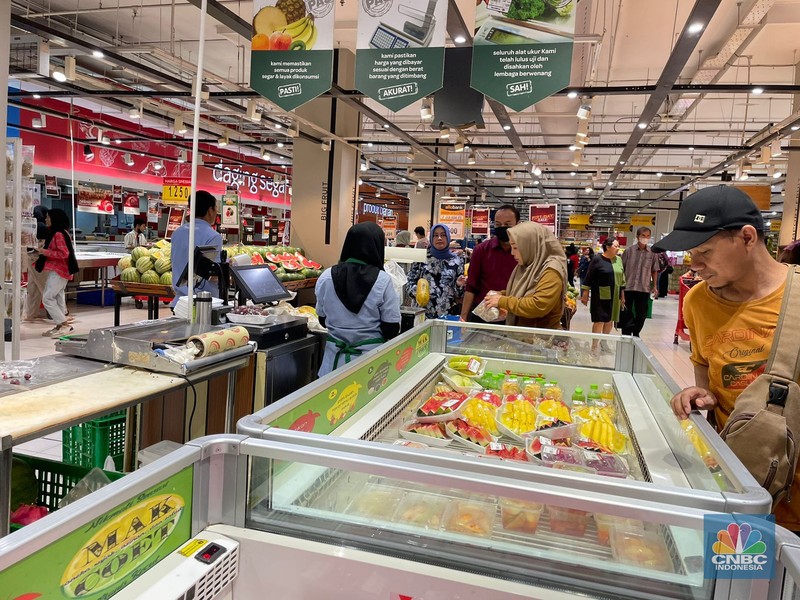 Suasana “Full Day Sale” Transmart Kota Kasablanka, Jakarta Selatan, Minggu (15/10/2023). (CNBC Indonesia/Shania Alatas)