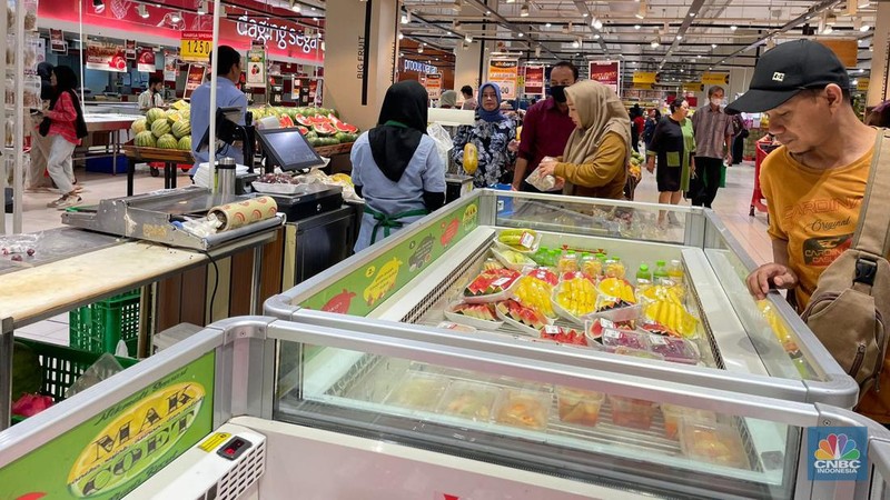 Suasana “Full Day Sale” Transmart Kota Kasablanka, Jakarta Selatan, Minggu (15/10/2023). (CNBC Indonesia/Shania Alatas)