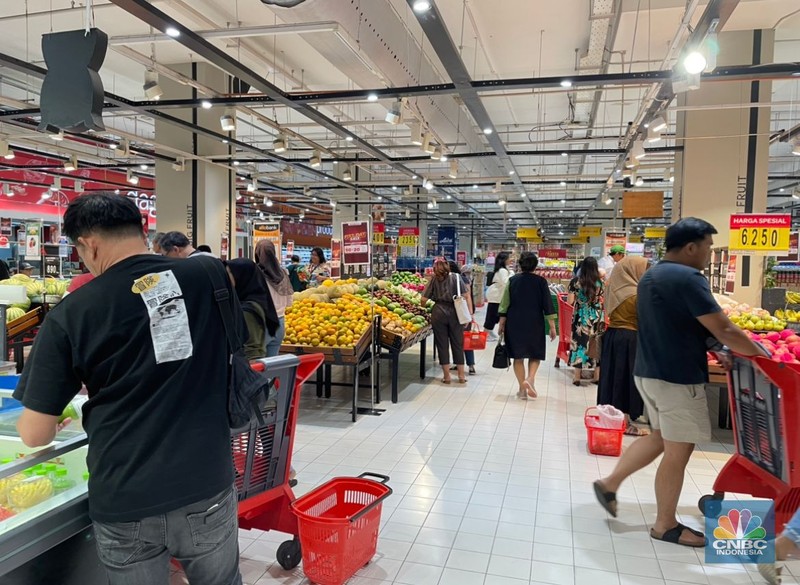 Suasana “Full Day Sale” Transmart Kota Kasablanka, Jakarta Selatan, Minggu (15/10/2023). (CNBC Indonesia/Shania Alatas)