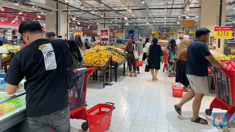 Suasana “Full Day Sale” Transmart Kota Kasablanka, Jakarta Selatan, Minggu (15/10/2023). (CNBC Indonesia/Shania Alatas)