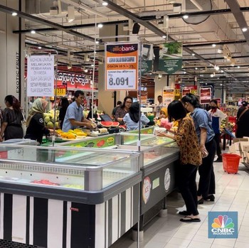 Pengunjung Serbu Aneka Buah di Transmart, Harga Didiskon