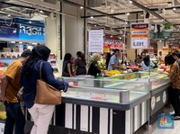 Pengunjung Serbu Aneka Buah di Transmart, Harga Didiskon