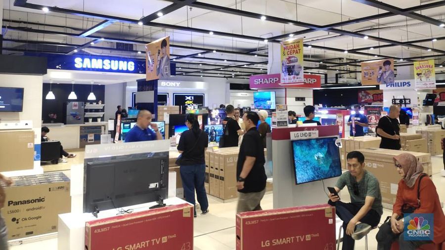 Suasana Transmart Cempaka Putih, Minggu (15/10/2023). (CNBC Indonesia/Rosseno Aji Nugroho)