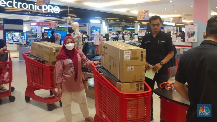 Suasana warga berbelanja di “Full Day Sale” Transmart Cempaka Putih, Jakarta Pusat, Minggu (15/10/2023). (CNBC Indonesia/Rosseno Aji Nugroho)
