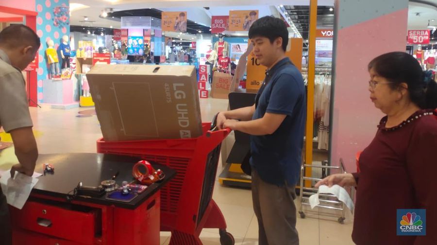 Suasana warga berbelanja di “Full Day Sale” Transmart Cempaka Putih, Jakarta Pusat, Minggu (15/10/2023). (CNBC Indonesia/Rosseno Aji Nugroho)