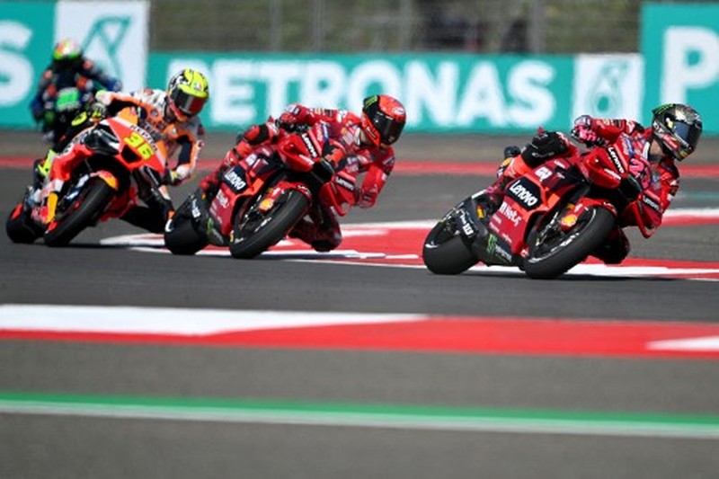 Posisi pertama Ducati Lenovo Teams pebalap Italia Francesco Bagnaia (tengah), peringkat kedua pembalap Aprilia asal Spanyol Maverick Vinales (kiri), dan peringkat ketiga pebalap Monster Energy Yamaha MotoGP asal Prancis Fabio Quartararo merayakan seremoni podium usai berlaga di Grand Indonesia. Prix MotoGP di Sirkuit Internasional Mandalika di Kuta Mandalika, Lombok Tengah pada 15 Oktober 2023. ( SONNY TUMBELAKA / AFP) Posisi pertama Ducati Lenovo Teams pebalap Italia Francesco Bagnaia (tengah), peringkat kedua pembalap Aprilia asal Spanyol Maverick Vinales (kiri), dan peringkat ketiga pebalap Monster Energy Yamaha MotoGP asal Prancis Fabio Quartararo merayakan seremoni podium usai berlaga di Grand Indonesia. Prix MotoGP di Sirkuit Internasional Mandalika di Kuta Mandalika, Lombok Tengah pada 15 Oktober 2023. ( SONNY TUMBELAKA / AFP)