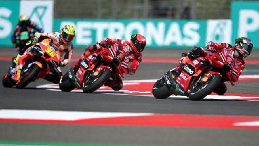 Posisi pertama Ducati Lenovo Teams pebalap Italia Francesco Bagnaia (tengah), peringkat kedua pembalap Aprilia asal Spanyol Maverick Vinales (kiri), dan peringkat ketiga pebalap Monster Energy Yamaha MotoGP asal Prancis Fabio Quartararo merayakan seremoni podium usai berlaga di Grand Indonesia. Prix MotoGP di Sirkuit Internasional Mandalika di Kuta Mandalika, Lombok Tengah pada 15 Oktober 2023. ( SONNY TUMBELAKA / AFP)