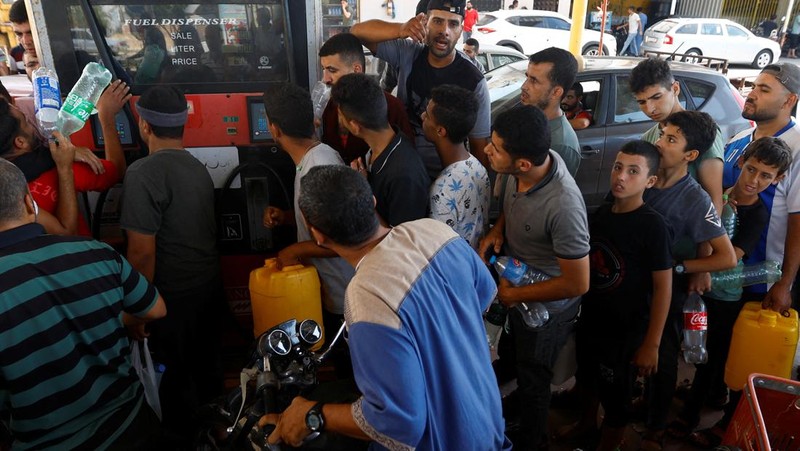 Adobe MAX Sneaks 2023 Palestina menghadapi krisis Bahan Bakar Minyak (BBM) setelah Israel menyetop seluruh pasokan kebutuhan hidup ke wilayah tersebut. (REUTERS/Ibraheem Abu Mustafa)