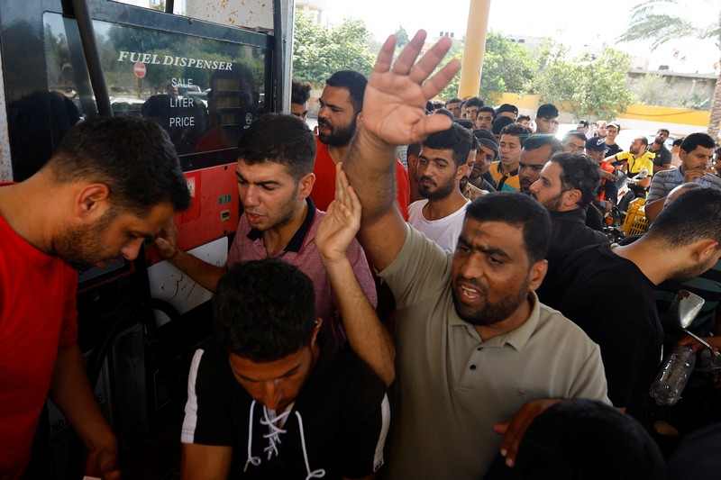 Adobe MAX Sneaks 2023 Palestina menghadapi krisis Bahan Bakar Minyak (BBM) setelah Israel menyetop seluruh pasokan kebutuhan hidup ke wilayah tersebut. (REUTERS/Ibraheem Abu Mustafa) Adobe MAX Sneaks 2023 Palestina menghadapi krisis Bahan Bakar Minyak (BBM) setelah Israel menyetop seluruh pasokan kebutuhan hidup ke wilayah tersebut. (REUTERS/Ibraheem Abu Mustafa)
