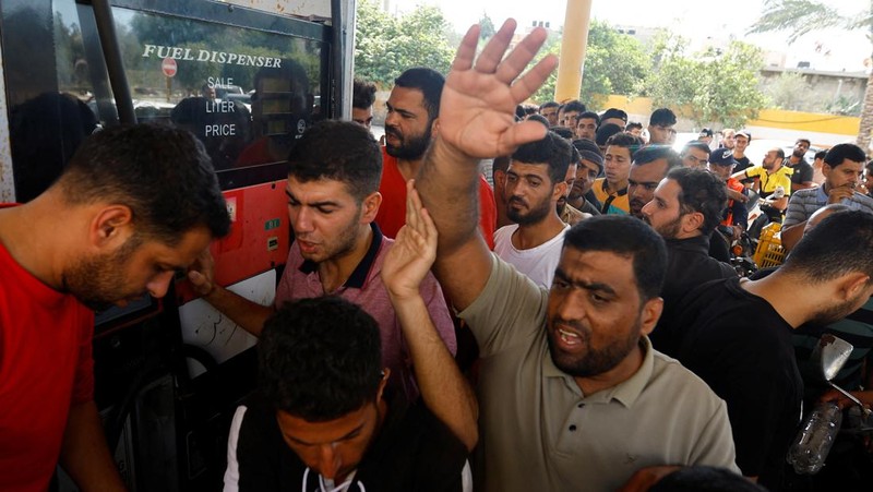 Adobe MAX Sneaks 2023 Palestina menghadapi krisis Bahan Bakar Minyak (BBM) setelah Israel menyetop seluruh pasokan kebutuhan hidup ke wilayah tersebut. (REUTERS/Ibraheem Abu Mustafa)