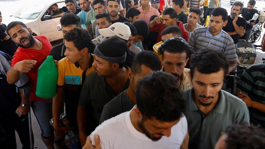 Palestina menghadapi krisis Bahan Bakar Minyak (BBM) setelah Israel menyetop seluruh pasokan kebutuhan hidup ke wilayah tersebut. (REUTERS/Ibraheem Abu Mustafa)