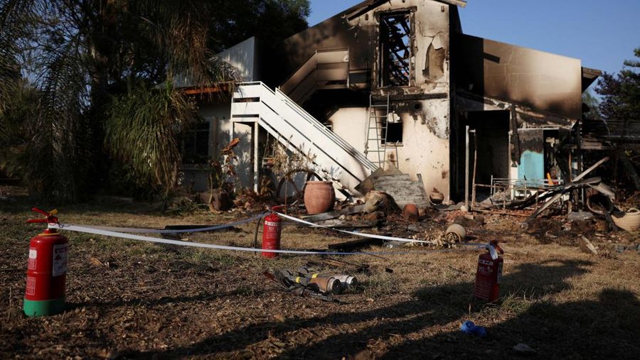 Gempuran kelompok militan Palestina, Hamas, secara tiba-tiba pada akhir pekan lalu ke wilayah selatan Kibbutz Beeri, Israel. (REUTERS/Violeta Santos Moura)