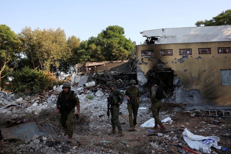 Gempuran kelompok militan Palestina, Hamas, secara tiba-tiba pada akhir pekan lalu ke wilayah selatan Kibbutz Beeri, Israel. (REUTERS/Ilan Rosenberg)