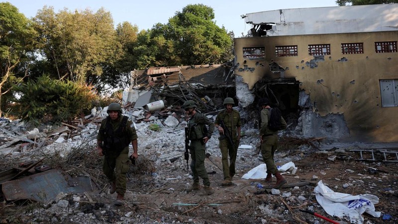 Gempuran kelompok militan Palestina, Hamas, secara tiba-tiba pada akhir pekan lalu ke wilayah selatan Kibbutz Beeri, Israel. (REUTERS/Ilan Rosenberg)