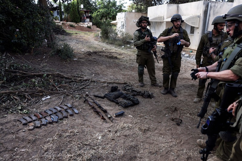 Gempuran kelompok militan Palestina, Hamas, secara tiba-tiba pada akhir pekan lalu ke wilayah selatan Kibbutz Beeri, Israel. (REUTERS/Ilan Rosenberg)