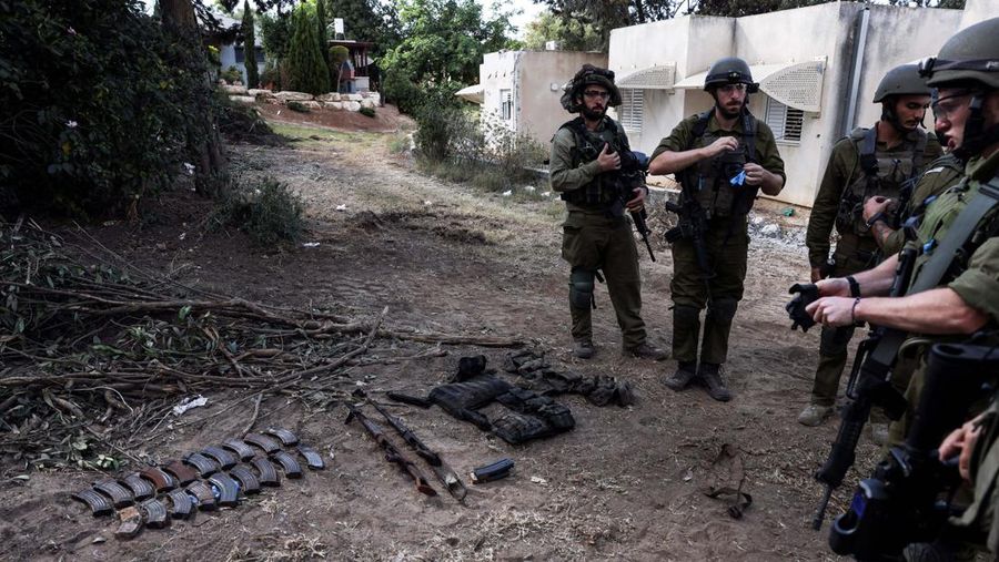 Gempuran kelompok militan Palestina, Hamas, secara tiba-tiba pada akhir pekan lalu ke wilayah selatan Kibbutz Beeri, Israel. (REUTERS/Ilan Rosenberg)