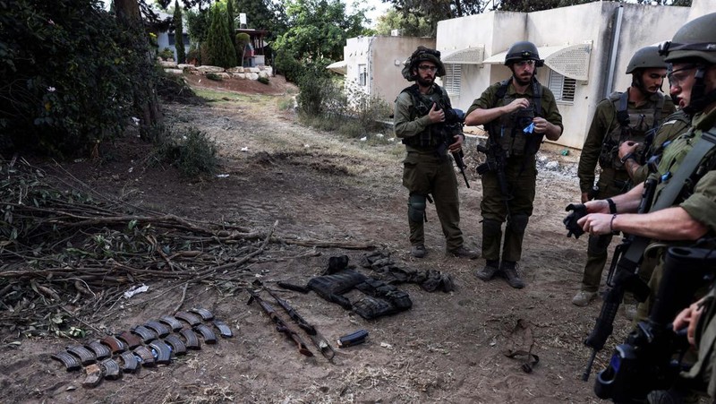 Gempuran kelompok militan Palestina, Hamas, secara tiba-tiba pada akhir pekan lalu ke wilayah selatan Kibbutz Beeri, Israel. (REUTERS/Ilan Rosenberg)