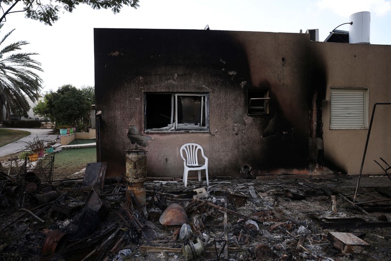 Gempuran kelompok militan Palestina, Hamas, secara tiba-tiba pada akhir pekan lalu ke wilayah selatan Kibbutz Beeri, Israel. (REUTERS/Ilan Rosenberg)
